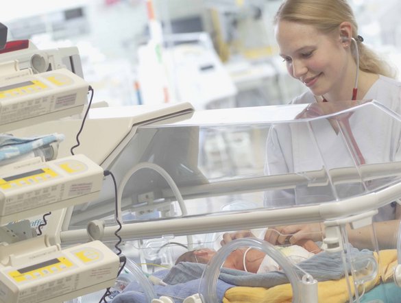 Neugeborenes in Inkubarot