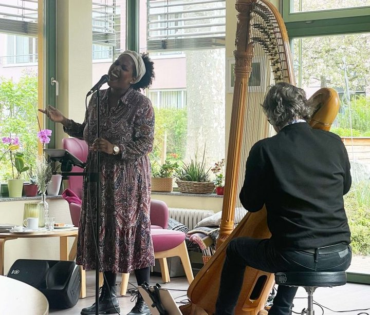 Frau singt und Mann spielt Harfe