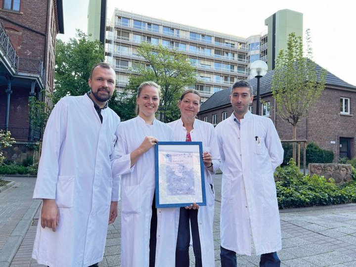 Vier Hauptoperateuer des Endoprothetikzentrums halten Zertifizierungsurkunde hoch