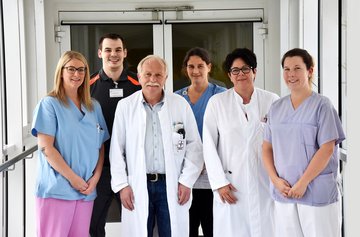 zwei Männer und vier Frauen auf Bild 