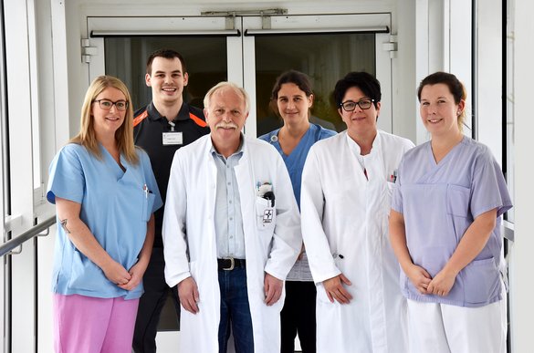 zwei Männer und vier Frauen auf Bild 