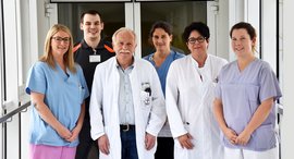 zwei Männer und vier Frauen auf Bild 