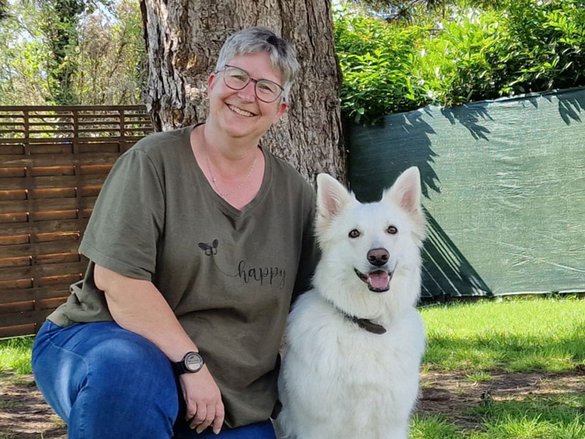 Evelyn Klose und Hündin Goya - tiergestützte Therapie im Haus am Steinhübel der Seniorenhilfe der Stiftung kreuznacher diakonie