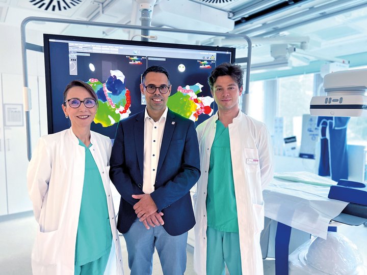 Zwei Ärzte und der Geschäftsführer der Diakonie Kliniken im Herzkatheterlabor