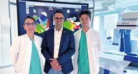 Zwei Ärzte und der Geschäftsführer der Diakonie Kliniken im Herzkatheterlabor