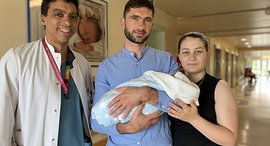 Arzt verabschiedet Eltern mit Baby aus dem Krankenhaus