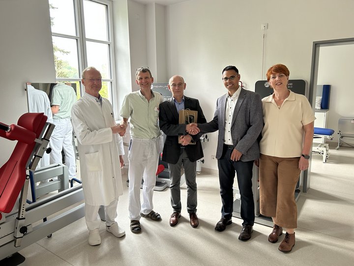 Personen schütteln sich die Hände und gratulieren