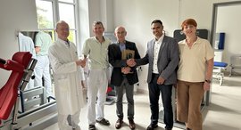 Personen schütteln sich die Hände und gratulieren