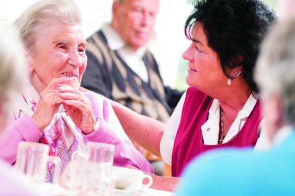 Gemeinsames Mittagessen mit Pflegekraft