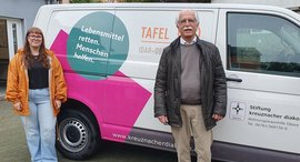 Zwei ehrenamtliche Helfer (eine Frau und ein Mann) stehen vor dem neuen Transporter der Tafel Idar-Oberstein, Wohnungslosenhilfe der Stiftung kreuznacher diakonie
