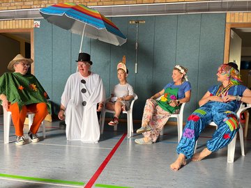 Lehrerinnen und Schüler der Bethesda Schule bei einer Aufführung in der Bethesda Schule