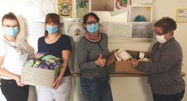 vier Frauen mit Box in der Hand 