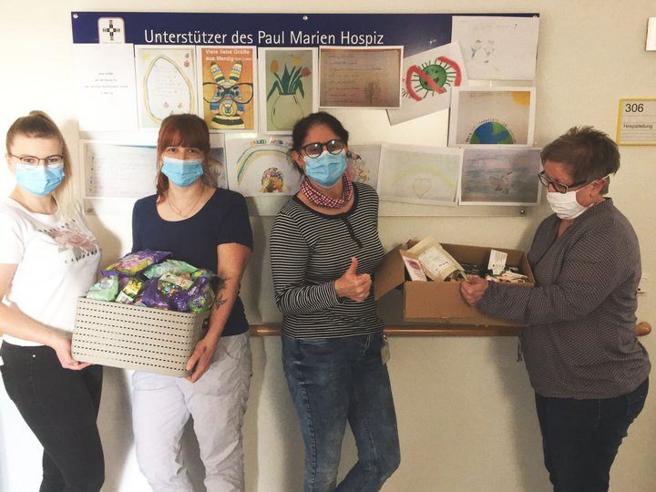 vier Frauen mit Box in der Hand 