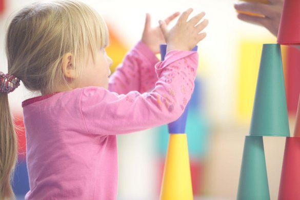 Kind stapelt und baut