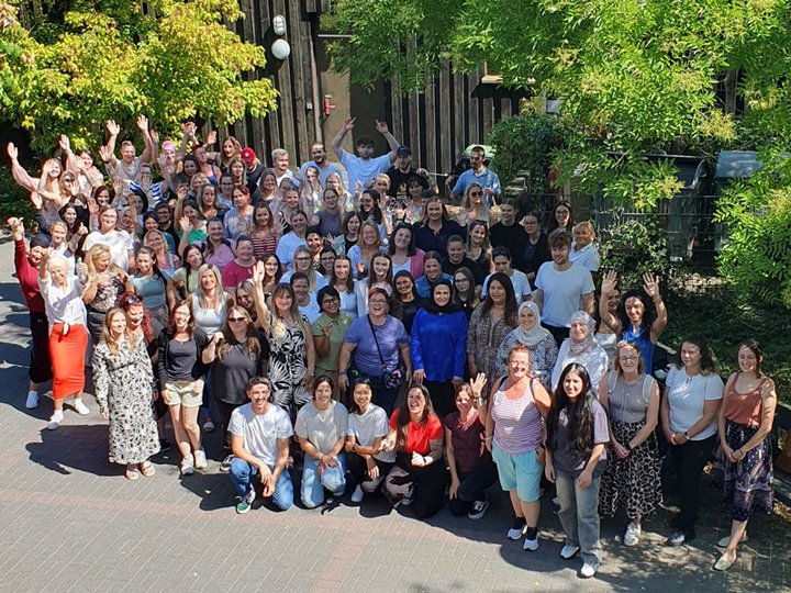 Junge Frauen und Männer, die ihre Ausbildung an der Fachschule für Sozialwesen beginnen 2025