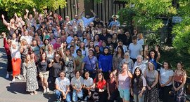 Junge Frauen und Männer, die ihre Ausbildung an der Fachschule für Sozialwesen beginnen 2025