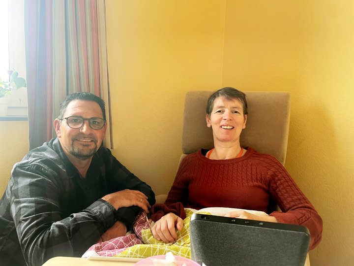 Mann und Frau lachen in die Kamera