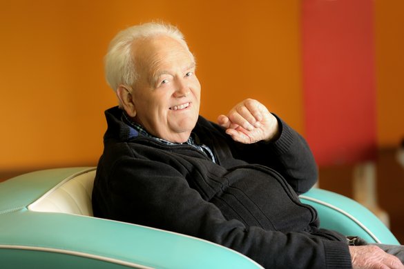 Senior im Eingangsbereich des Pfarrer Kurt Velten Pflegeheimes in Sohren 