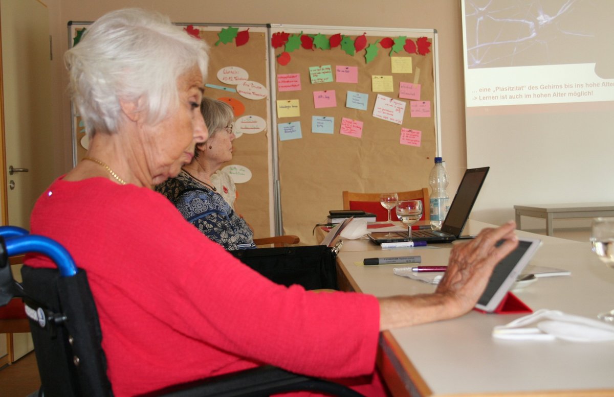 Seniorinnen mit Tablet und Laptop im EJH