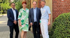 Krankenhausdirektor Manuel Seidel, Pflegedirektorin Jutta Magmer-Melaas, MdL Michael Simon und Chefarzt Dr. Christoph von Buch
