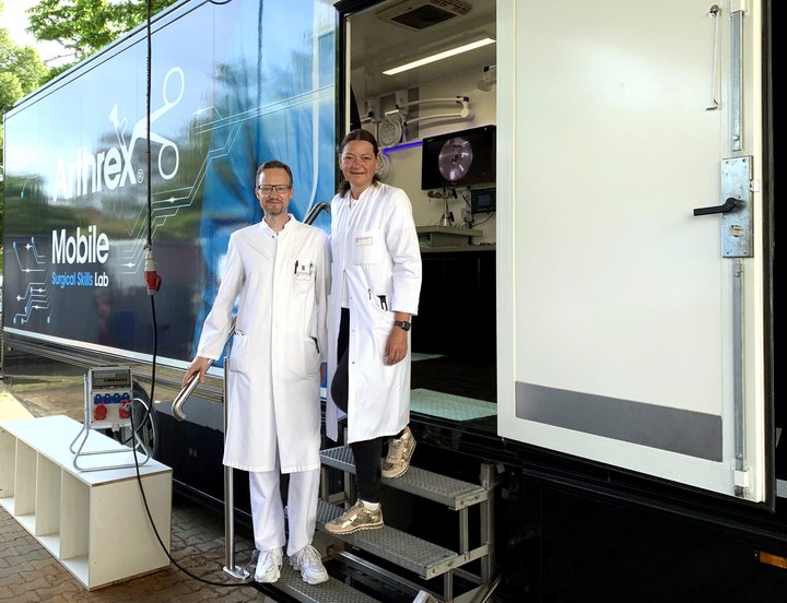 Zwei Personen stehen vor einem Truck