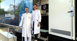 Zwei Personen stehen vor einem Truck