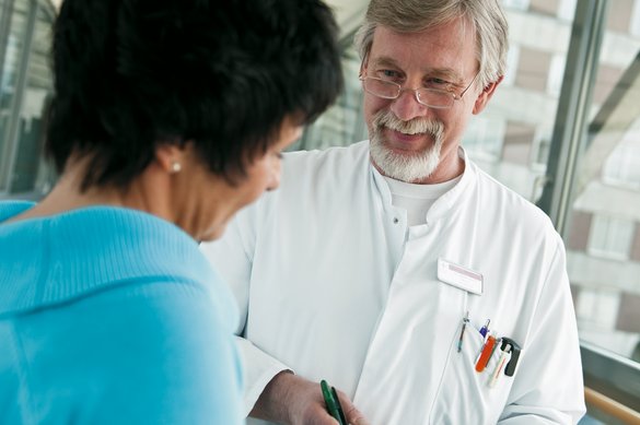 Chefarzt der Hunsrück Klinik spricht mit einer Patientin