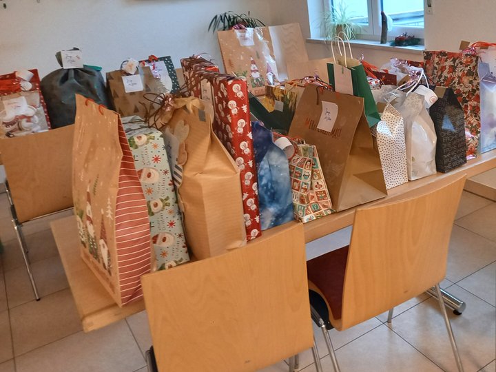 Tüten, die mit kleinen Geschenken für Kinder befüllt sind, stehen auf einem Tisch