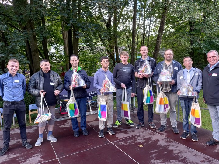 Die langjährig Beschäftigten der Werkstatt Asbacher Hütte der Stiftung kreuznacher diakonie wurden beim Tag der offenen Tür 2023 geehrt 