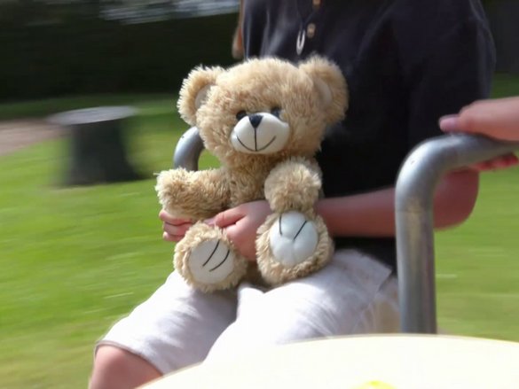 Junge hält einen Teddy