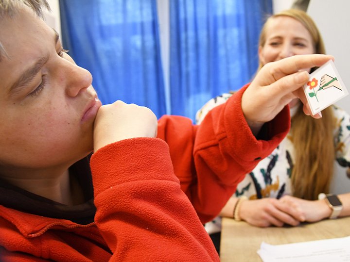 Frau betrachtet Metacom-Karte, Tagesförderstätte der Stiftung kreuznacher diakonie