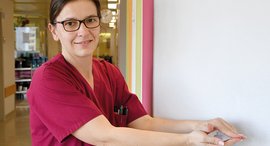 Frau desinfiziert sich im Krankenhaus die Hände
