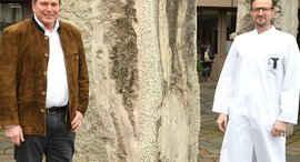 zwei Männer stehen am Baum 