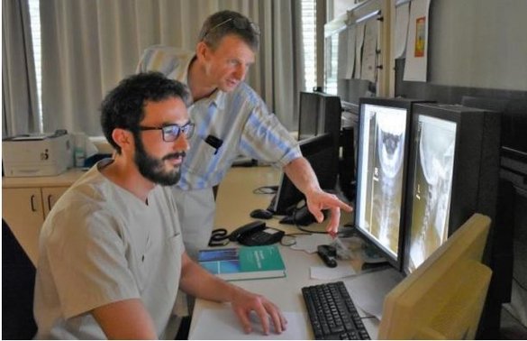 Zwei Männer am Computer 