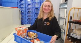 Iryna Skrybtsova Kisten für die Tafel im Bundesfreiwilligendienst bei der Wohnungslosenhilfe in Idar-Oberstein. 