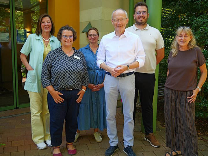 Grüne Damen Esther Wingenter; Diakonin Judith Schneider (Koordinatorin Grüne Damen); Ehrenamtskoordinatorin Anne Koppermann; Dr. Martin; Hospizleitung Diakon Tobias Gotre; Geschäftsbereichsleitung Seniorenhilfe und Hospize Monika Kolling