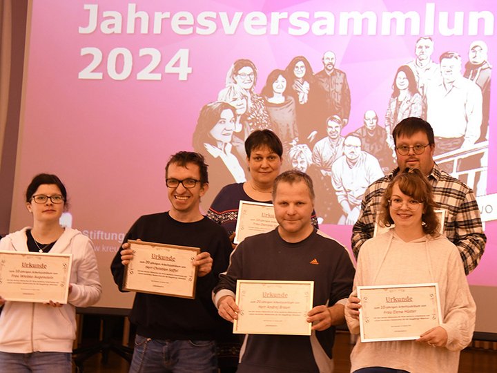 Menschen, die für ihre 10-jährige Tätigkeit bei job-inklusivo der Stiftung kreuznacher diakonie geehrt wurden