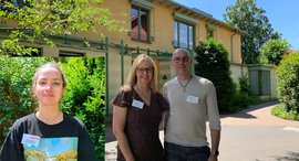 Junge Frau, Frau und Mann stehen vor dem Hospiz in Bad Kreuznach