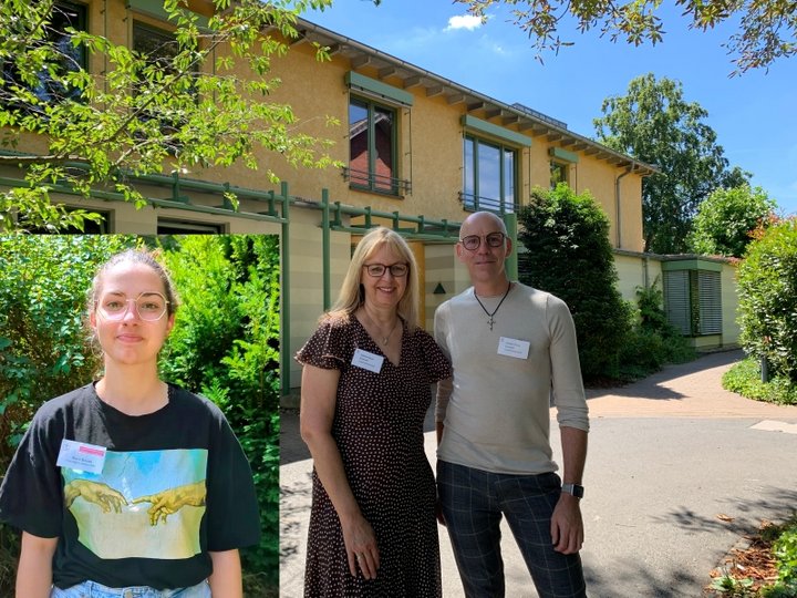Junge Frau, Frau und Mann stehen vor dem Hospiz in Bad Kreuznach