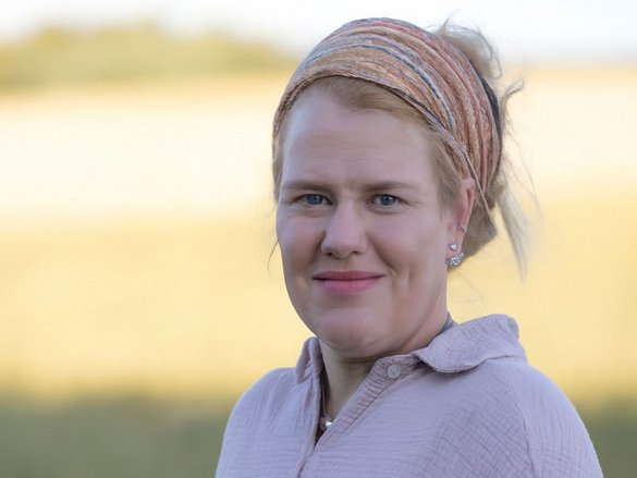 Porträtbild Frau mit buntem T-Shirt