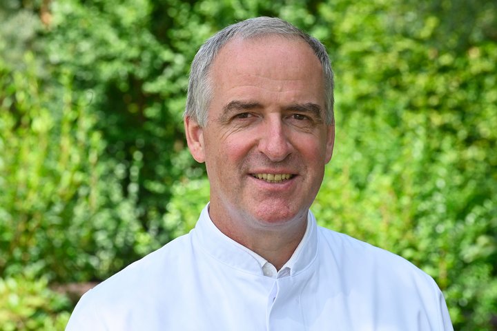 Dr. Wofgang Rimili ist der Chefarzt der Inneren Abteilung an der Hunsrück Klinik