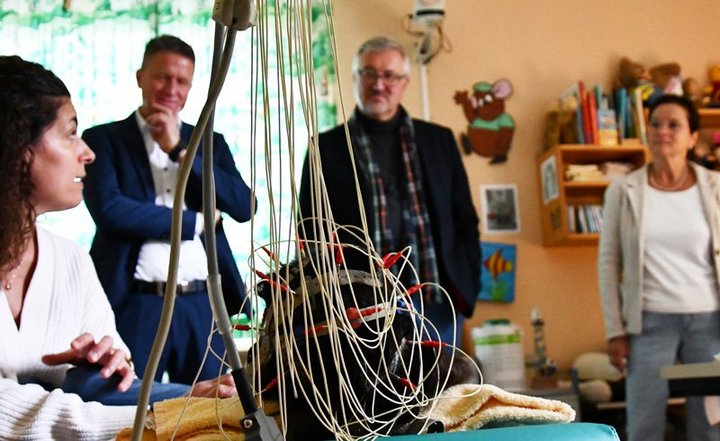 Pfarrer Christian Heine-Göttelmann, Vorstand der Diakonie Rheinland-Westfalen Lippe (RWL), bei einem Besuch des Perinatalzentrums Level 1 am Diakonie Krankenhaus Bad Kreuznach und des Sozialpädiatrischen Zentrums.