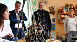 Pfarrer Christian Heine-Göttelmann, Vorstand der Diakonie Rheinland-Westfalen Lippe (RWL), bei einem Besuch des Perinatalzentrums Level 1 am Diakonie Krankenhaus Bad Kreuznach und des Sozialpädiatrischen Zentrums.