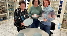 drei Frauen mit Teller 