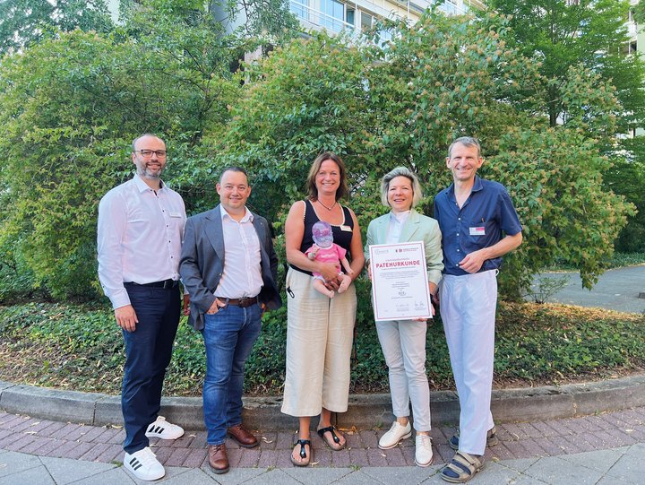 Diakonie Kliniken erhält eine Schüttel-mich-nicht-Puppe als Spende überreicht