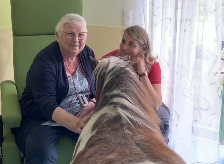 Zwei Frauen Mit Pferd 