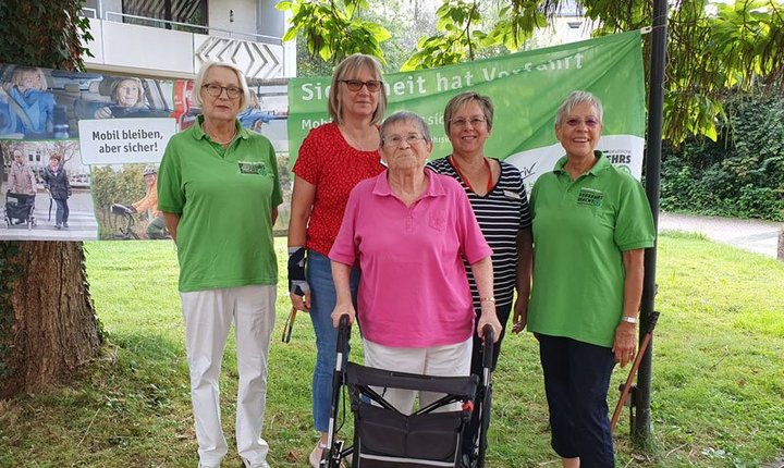 Ehrenamtlichen der Verkehrswacht, Mitarbeitende und eine Bewohnerin desDr. Theodor Fricke Altenheims in Simmern