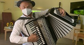 Mann Akkordeonspieler