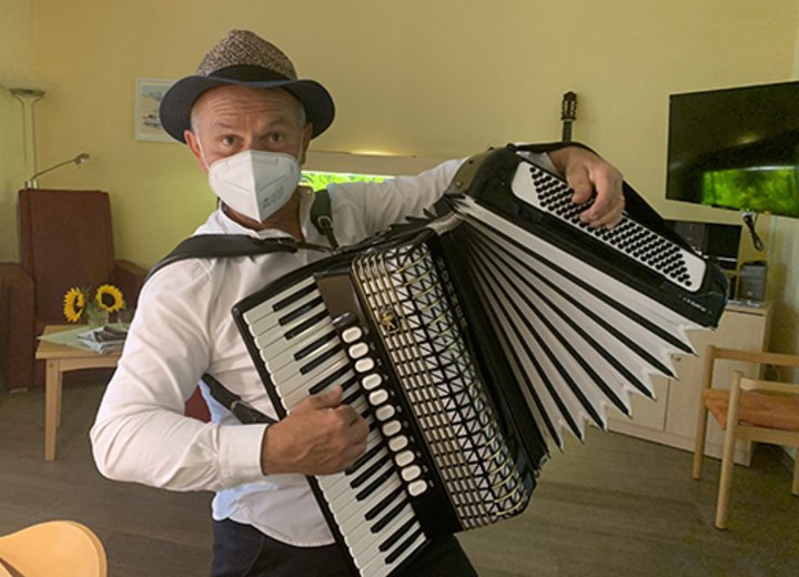 Mann Akkordeonspieler