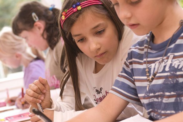 Kinder im Hort bei den Hausaufgaben